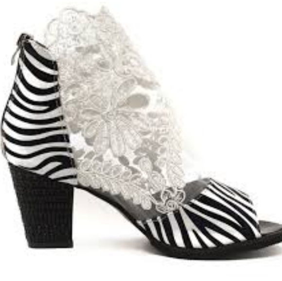 ๐ฃTMBU Black & White Zebra Print Lace Pumps - Picture 6 of 11